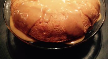 Gâteau aux pommes avec sauce au caramel