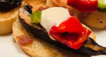 Bruschetta aux portobellos, poivrons et oignons caramélisés