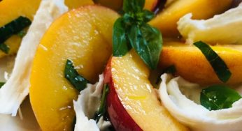 Salade de pêches et mozzarella di Bufala