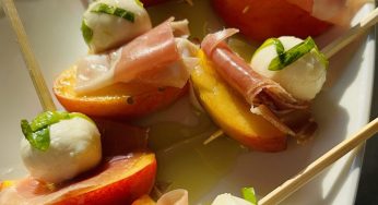 Bouchées pêches, proscuitto et bocconcini