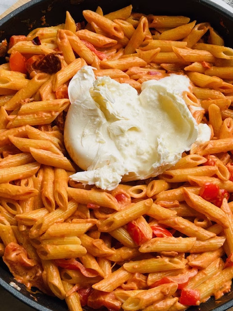 #burrata #recetteavecburrata #recettesfamille#recettesanscacahouette #recettesansnoixsansarachide #pâtessaucerosée #patessaucerosee #saucerosee #saucerosée #marrymepasta